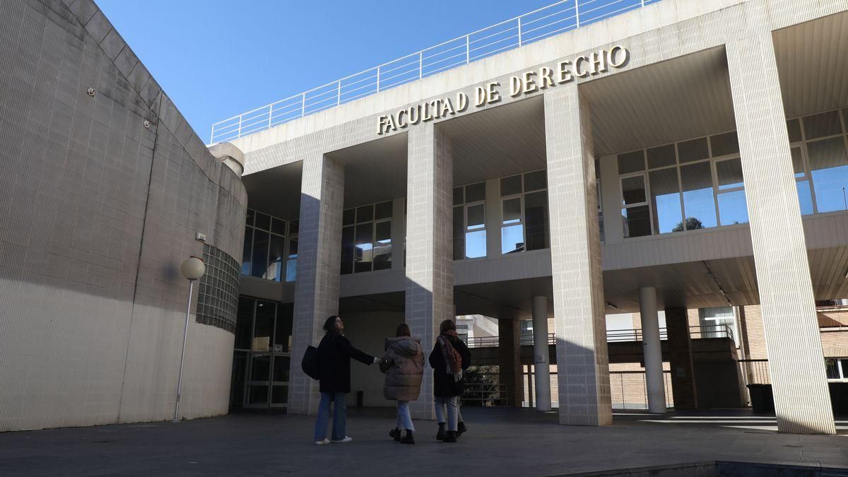 Varias estudiantes acceden a la Facultad de Derecho del campus San Francisco. / ANDREEA VORNICU