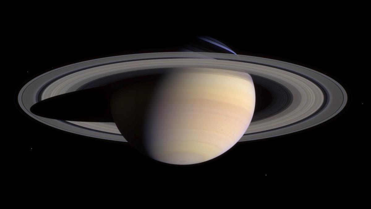 Composición de dos imágenes tomadas por la nave espacial Cassini muestra una amplia vista de Saturno