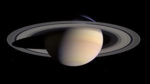 Composición de dos imágenes tomadas por la nave espacial Cassini muestra una amplia vista de Saturno
