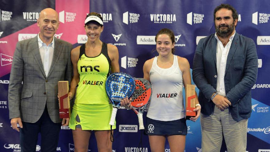 Marta Marrero -de amarillo- y su compañera Paula Josemaría, con los trofeos del Marbella Master.