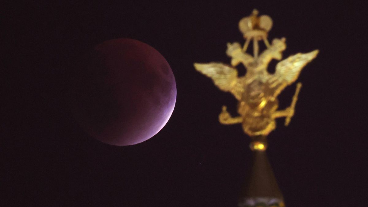El mundo se emociona con el eclipse lunar mientras que Barcelona se queda con la miel en los labios