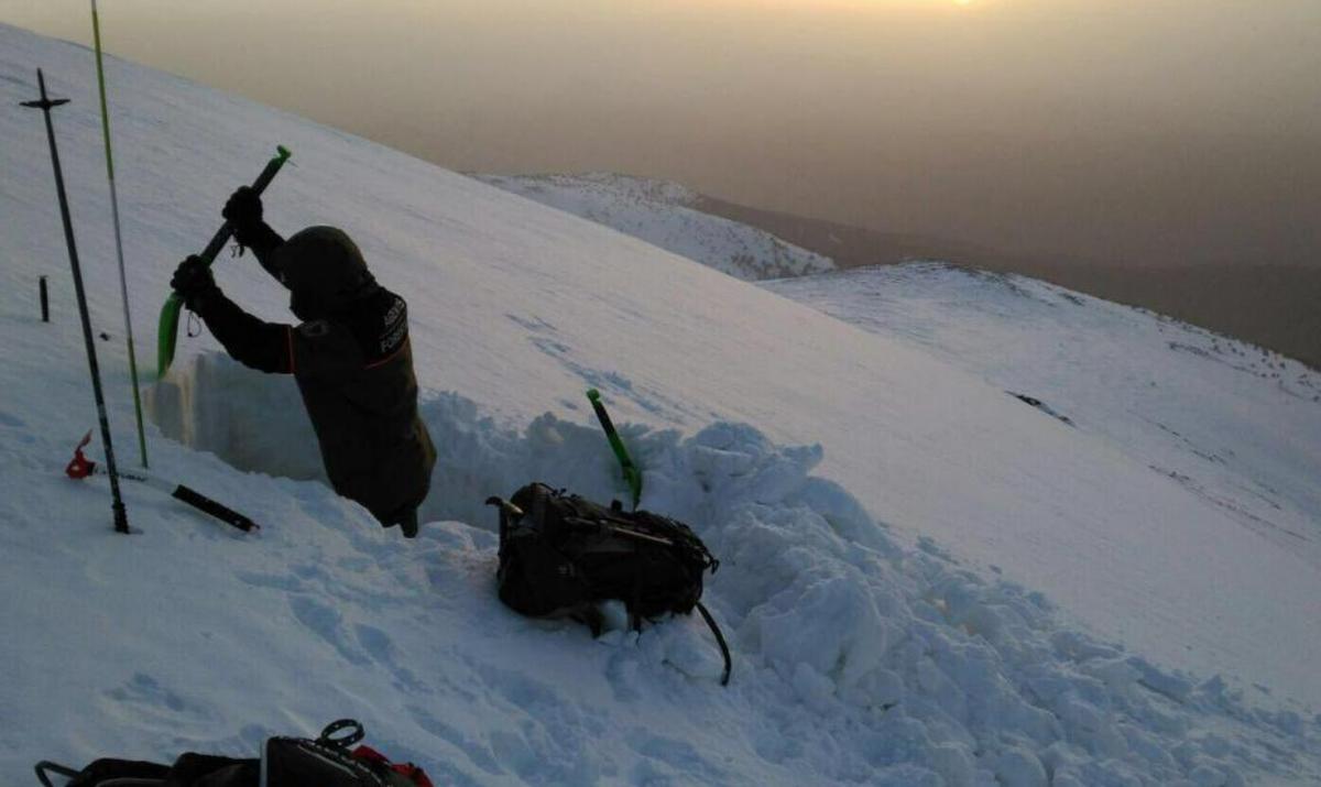 La Comunidad de Madrid analiza el estado de la nieve para prevenir el riesgo de aludes.