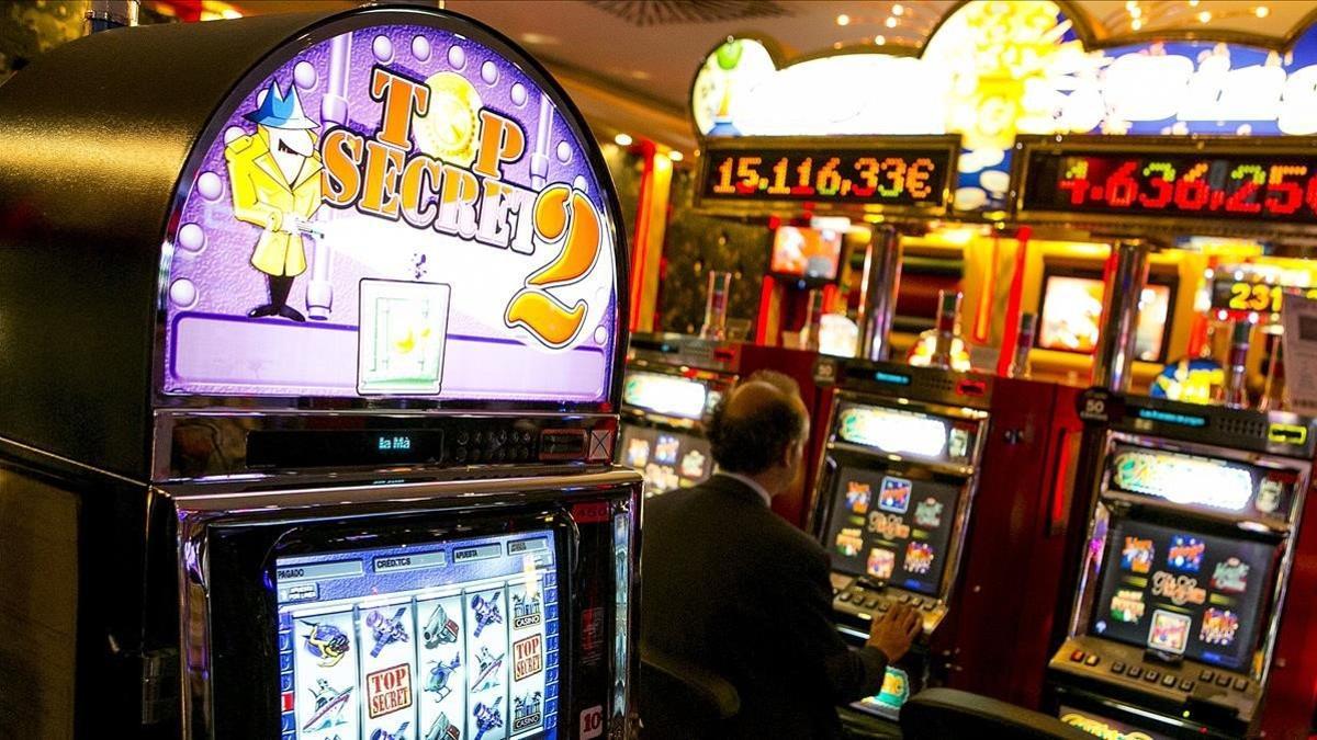 Máquinas tragaperras en un casino