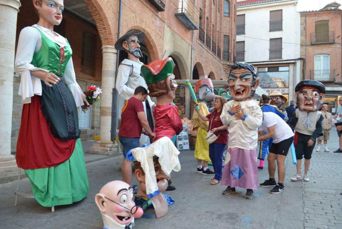 La agrupación antes de un desfile. | E. P.