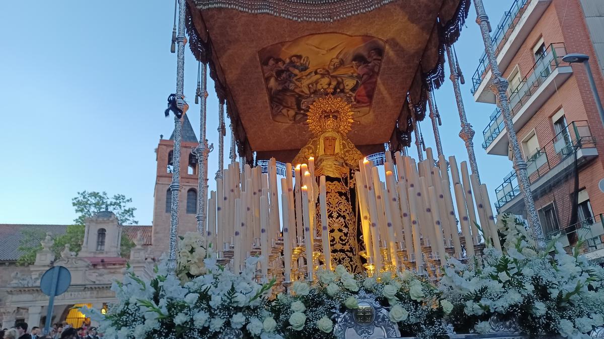 El palio de Nuestra Señora del Mayor Dolor, a su salida de la basílica de Santa Eulalia camino al encuentro.