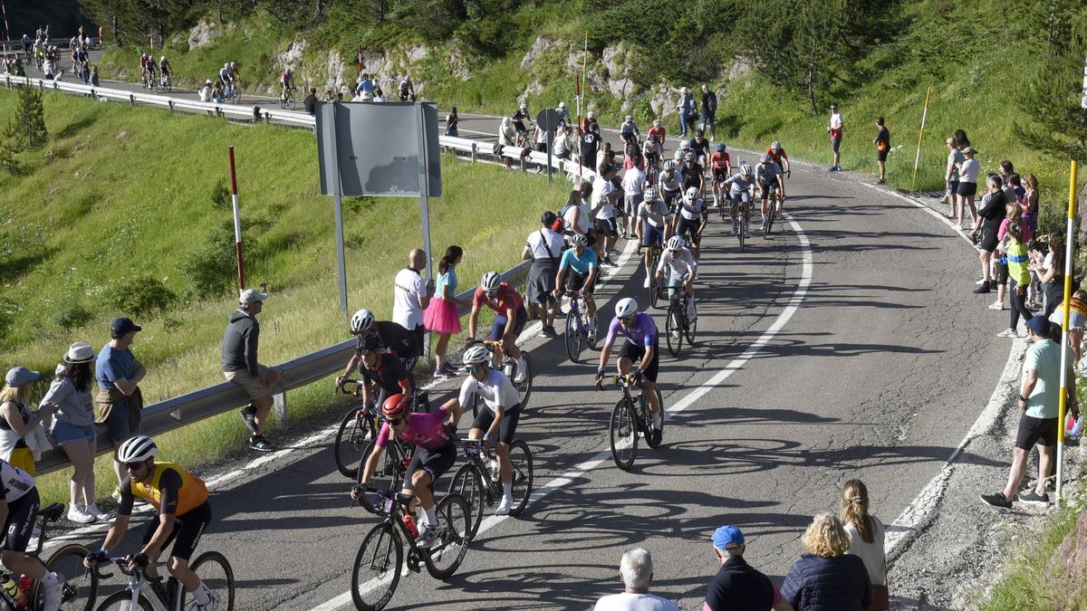 Varios ciclistas, durante el recorrido de la presente ediición de la Quebrantahuesos