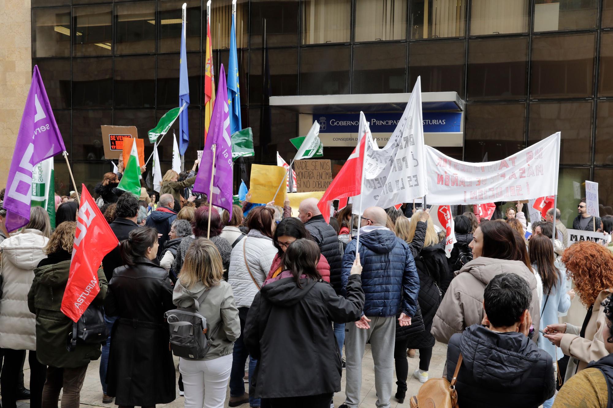 En imágenes: Multitudinaria protesta de los trabajadores del ERA: "Nuestras vacaciones no son un trueque electoral"