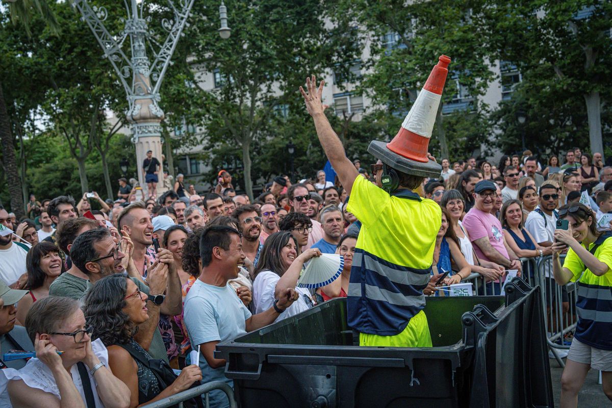 Marc Salicrú desata un espectáculo caótico con más de 300 personas en el Arc de Triomf