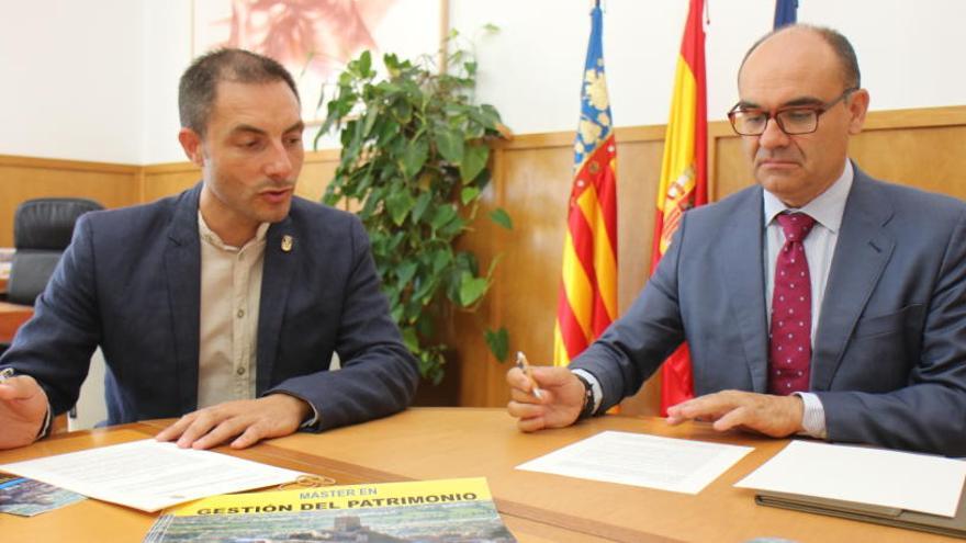 El alcalde de Banyeres y el rector, durante la firma del convenio.