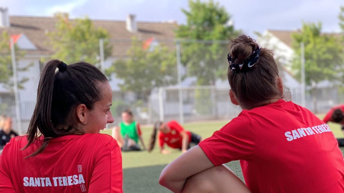 Dos jugadoras del Santa Teresa.