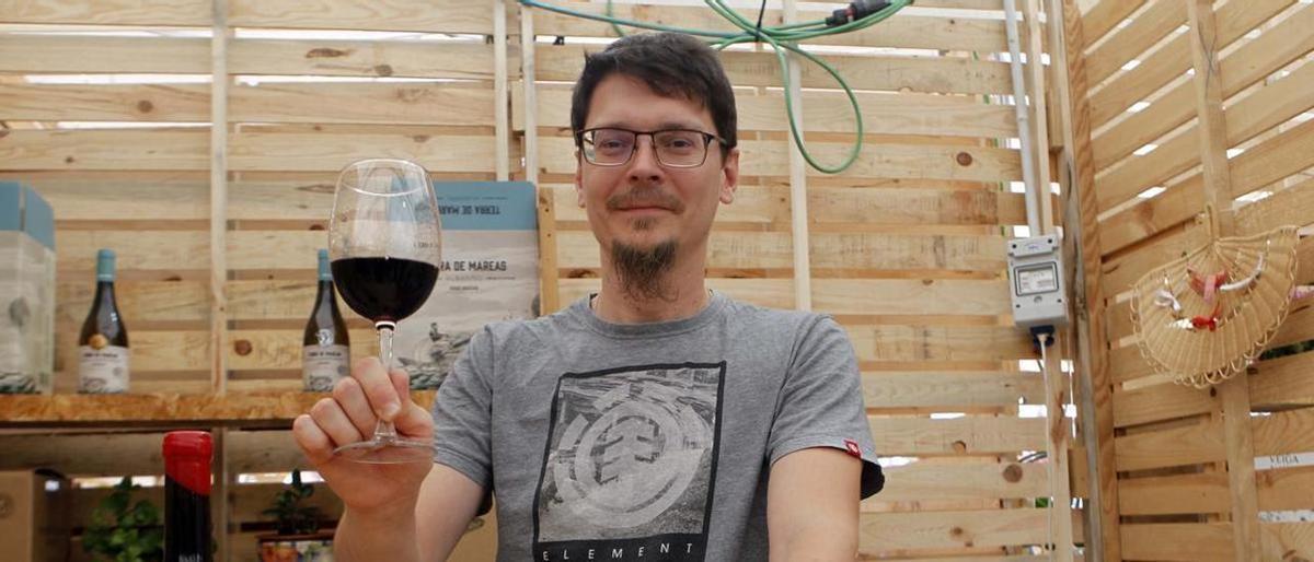 Fran Méndez con una copa de vino de su cosecha de Rías Baixas. 