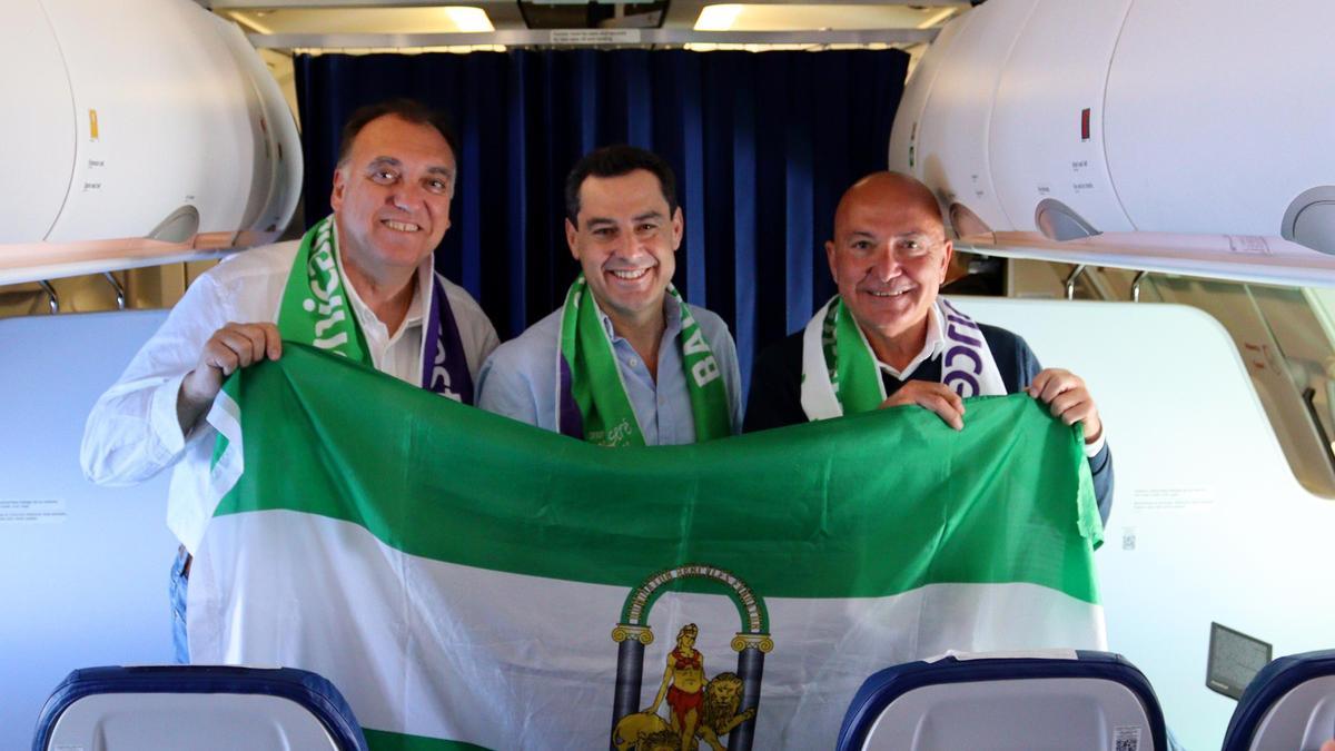 Juanma Moreno, entre Arturo Bernal y Antonio Jesús López Nieto, en el vuelo hacia Belgrado.