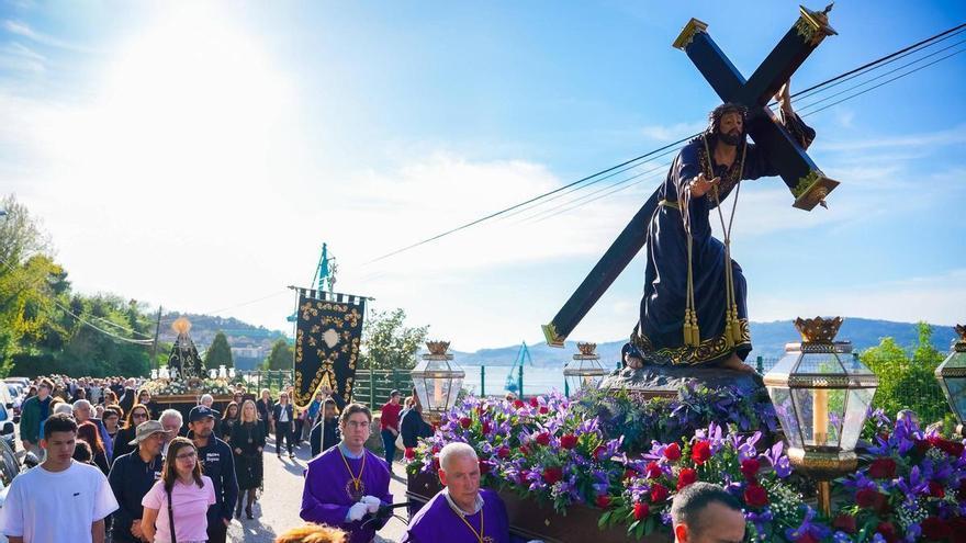 Procesiones en Vigo: los pasos de Noso Pai Xesús Nazareno e a Virxe Dolorosa desfilaron por Teis