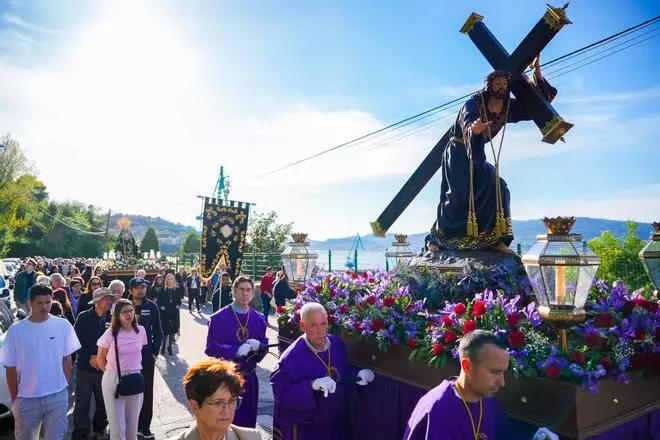 Procesiones en Vigo: los pasos de Noso Pai Xesús Nazareno e a Virxe Dolorosa desfilaron por Teis