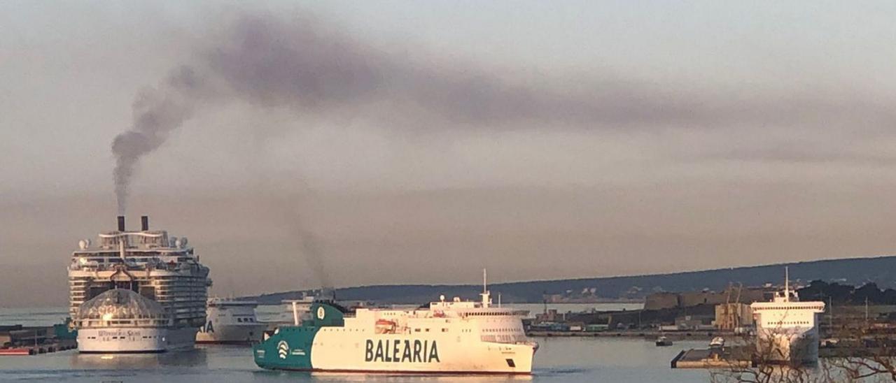 El ‘Wonder of the Seas’, crucero más grande del mundo, deja una nube tóxica en el Puerto de Palma. | DM