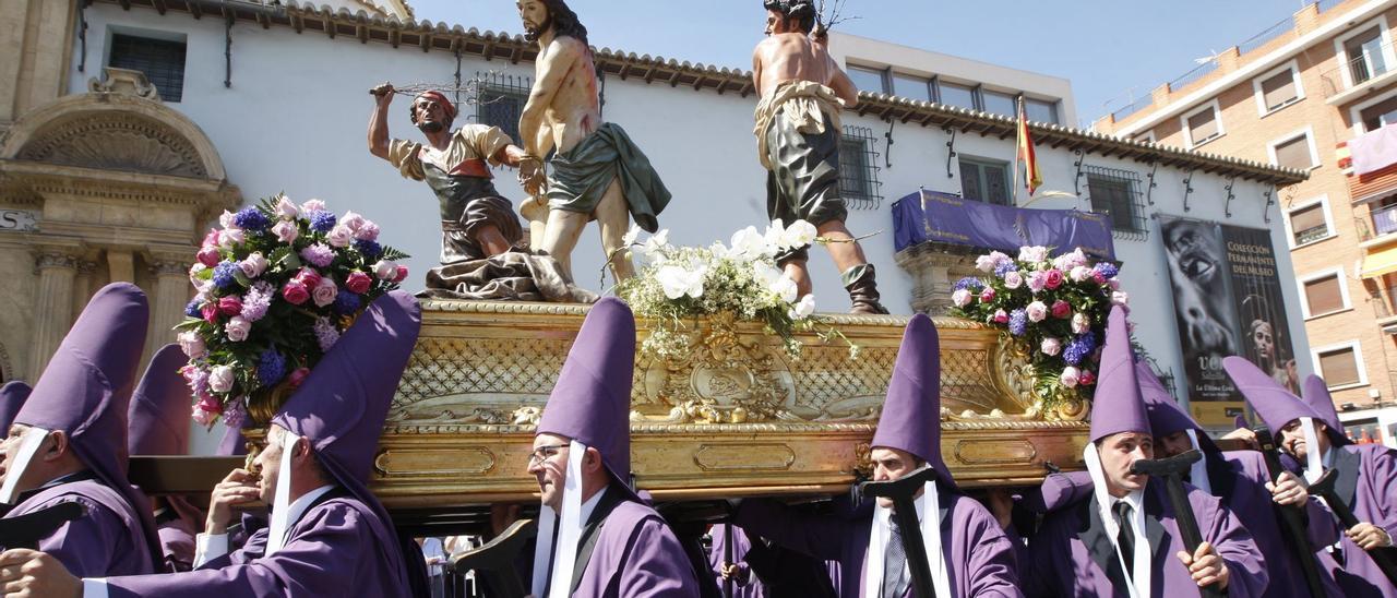 El paso de &#039;Los Azotes&#039;, de Salzillo, en la procesión del Viernes Santo por la mañana en Murcia.