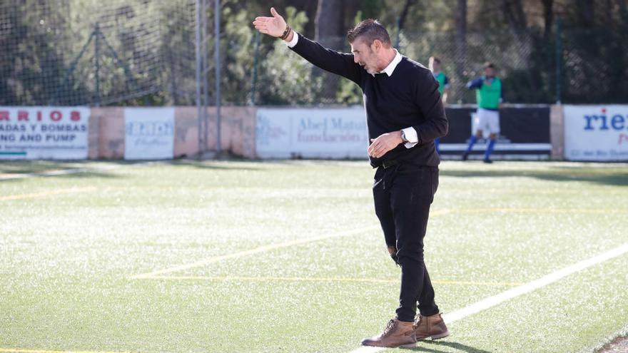 Vicente Román, ya extécnico del Sant Rafel, durante un encuentro de esta temporada.