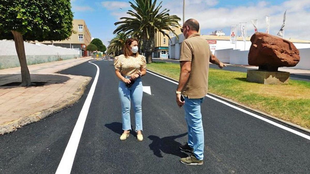 La concejala de Tráfico, Peña Armas, junto al técnico municipal Paco Domínguez, durante la visita a las obras de reasfaltado. | | LP/DLP