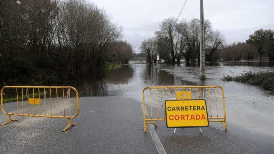 Una carretera de acceso a explotaciones agrarias, cortada a causa de la crecida del Umia. // Noé Parga