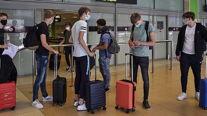 Turistes arribant a l&#039;aeroport de Girona durant l&#039;inici de la temporada turística