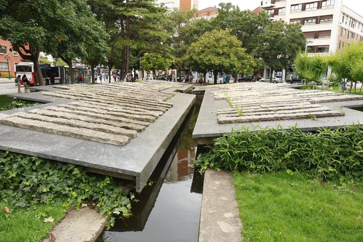 La fuente de la plaza, que lleva tiempo sin funcionar.