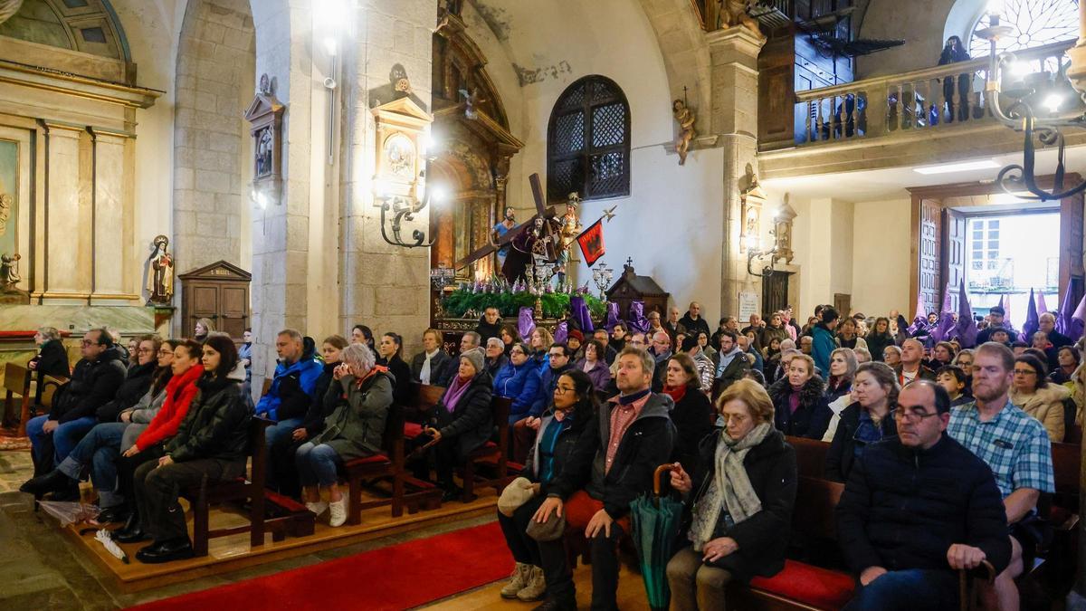 La salida de los pasos para la procesión del Santo Encuentro se ha cancelado por la lluvia. En su lugar, el Arzobispo Monseñor Prieto ha dado el tradicional sermón en la Iglesia de San Miguel do Agro.
