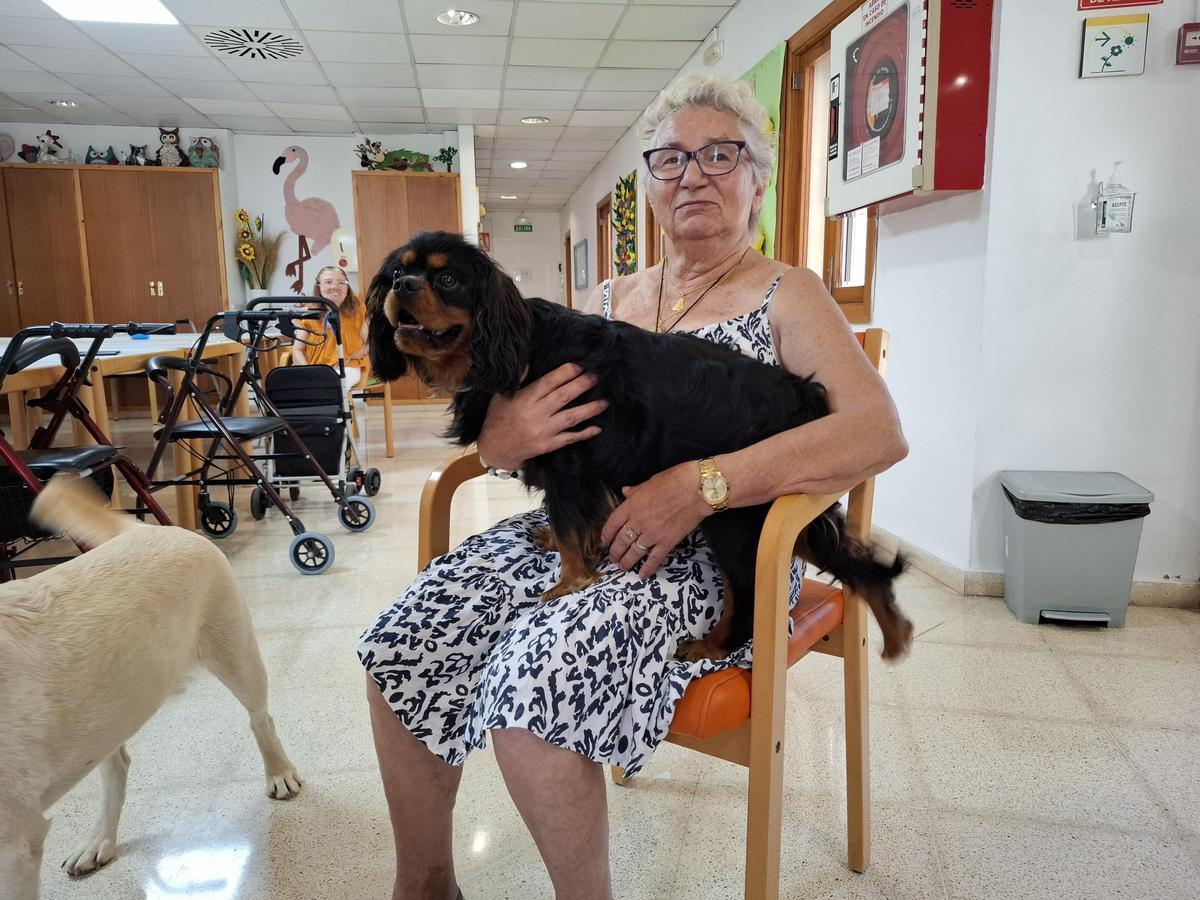Roc junto a una usuaria del programa terapéutico
