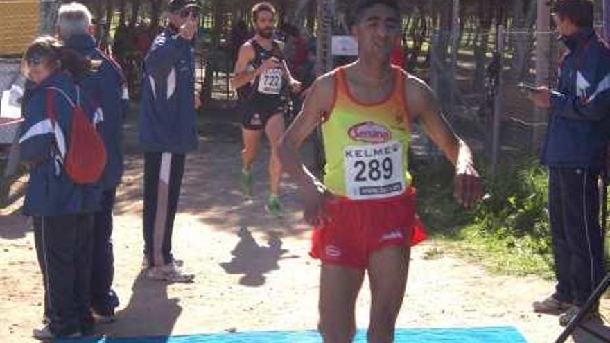 Jaouad Oumellal cruzando la línea de meta.