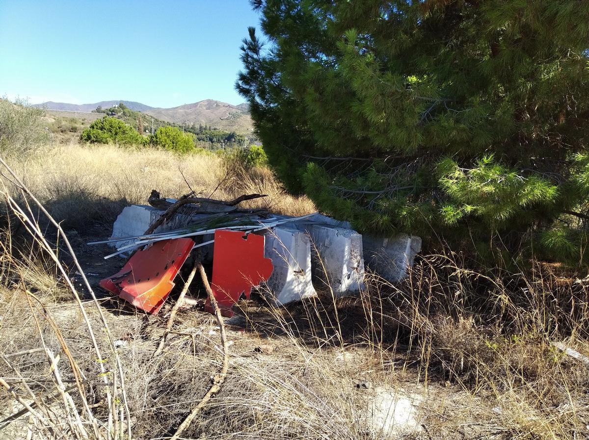 Pertrechos abandonados de las obras de Fomento, esta semana.