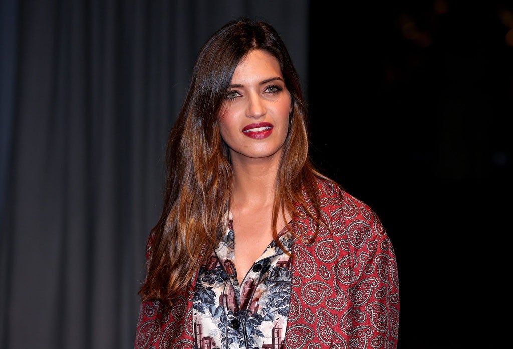 sara-carbonero-tiene-el-perfecto-vestido-para-el-otono