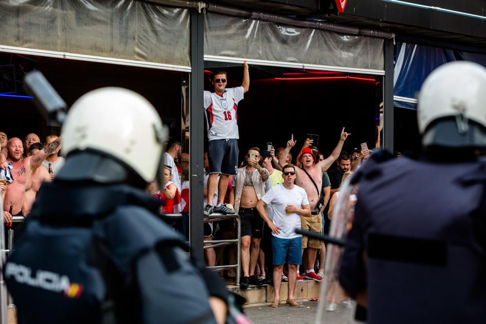 El pase de Inglaterra a semifinales del Mundial de Rusia provoca la euforia de los hinchas ingleses que han tenido que ser desalojados de los locales.