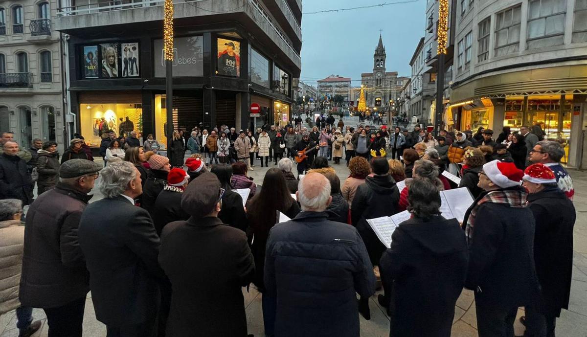 La Coral Polifónica de Lalín cantó villancicos en las Aldeas de Nadal.
