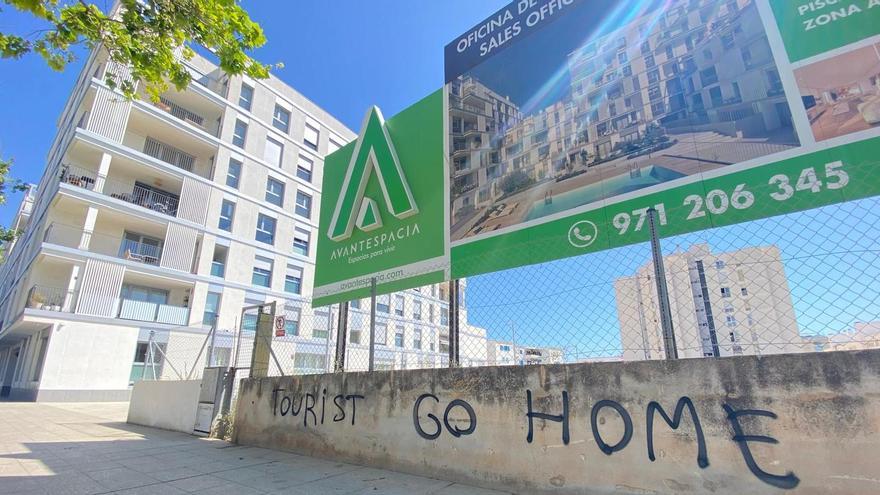 Pintada vandálica contra los nuevos residentes extranjeros del barrio de Nou Llevant, en Palma