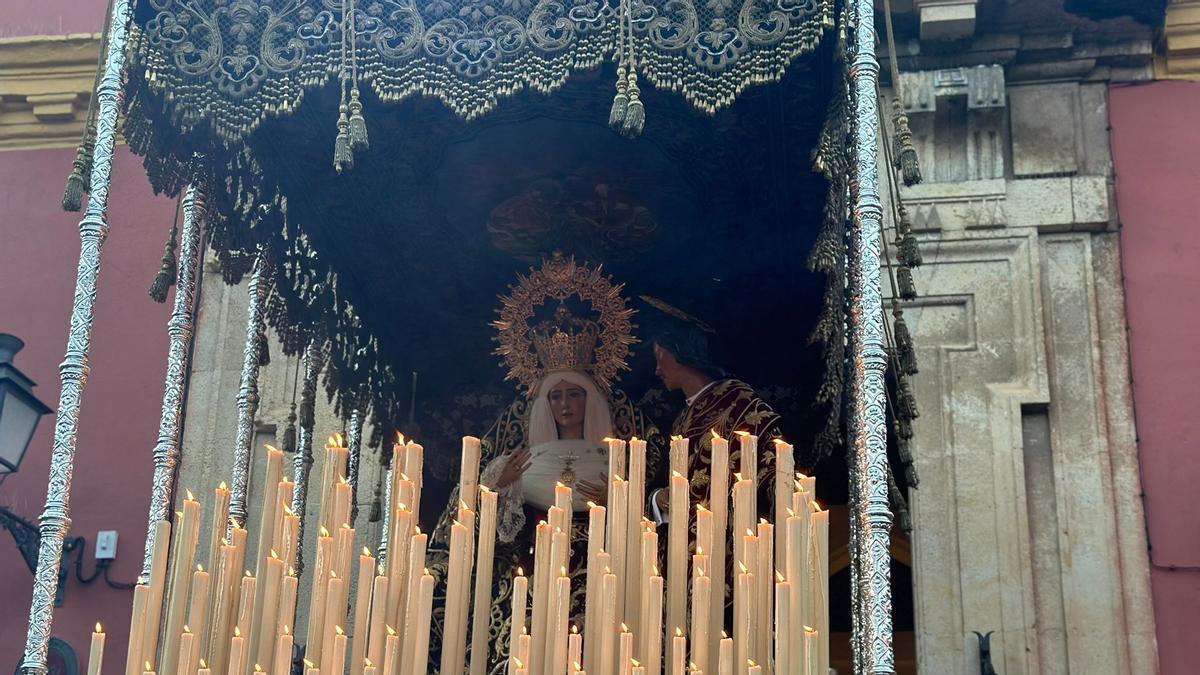 Vídeo | Impresionante maniobra del paso de la Virgen del Dulce Nombre para salir de la Iglesia de San Lorenzo