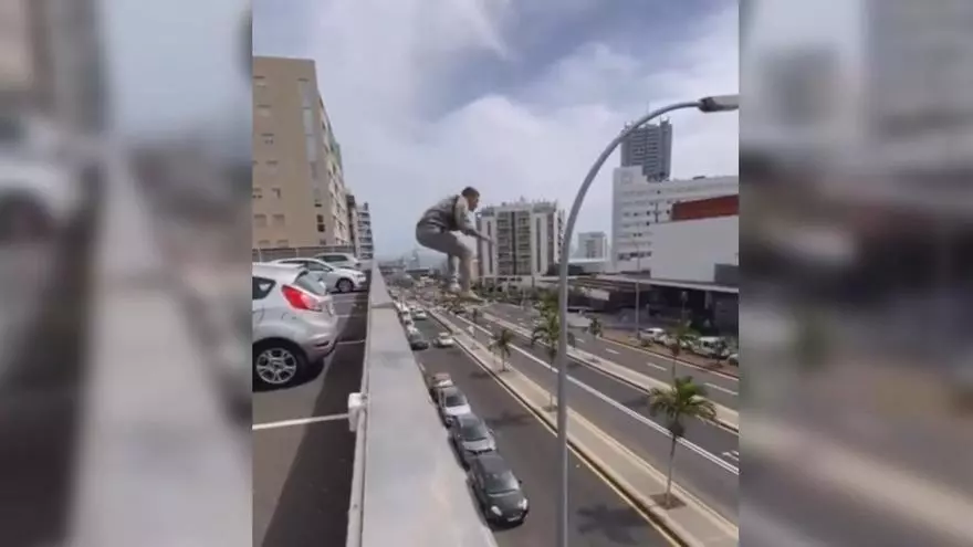 Un joven salta al vacío haciendo parkour en Santa Cruz