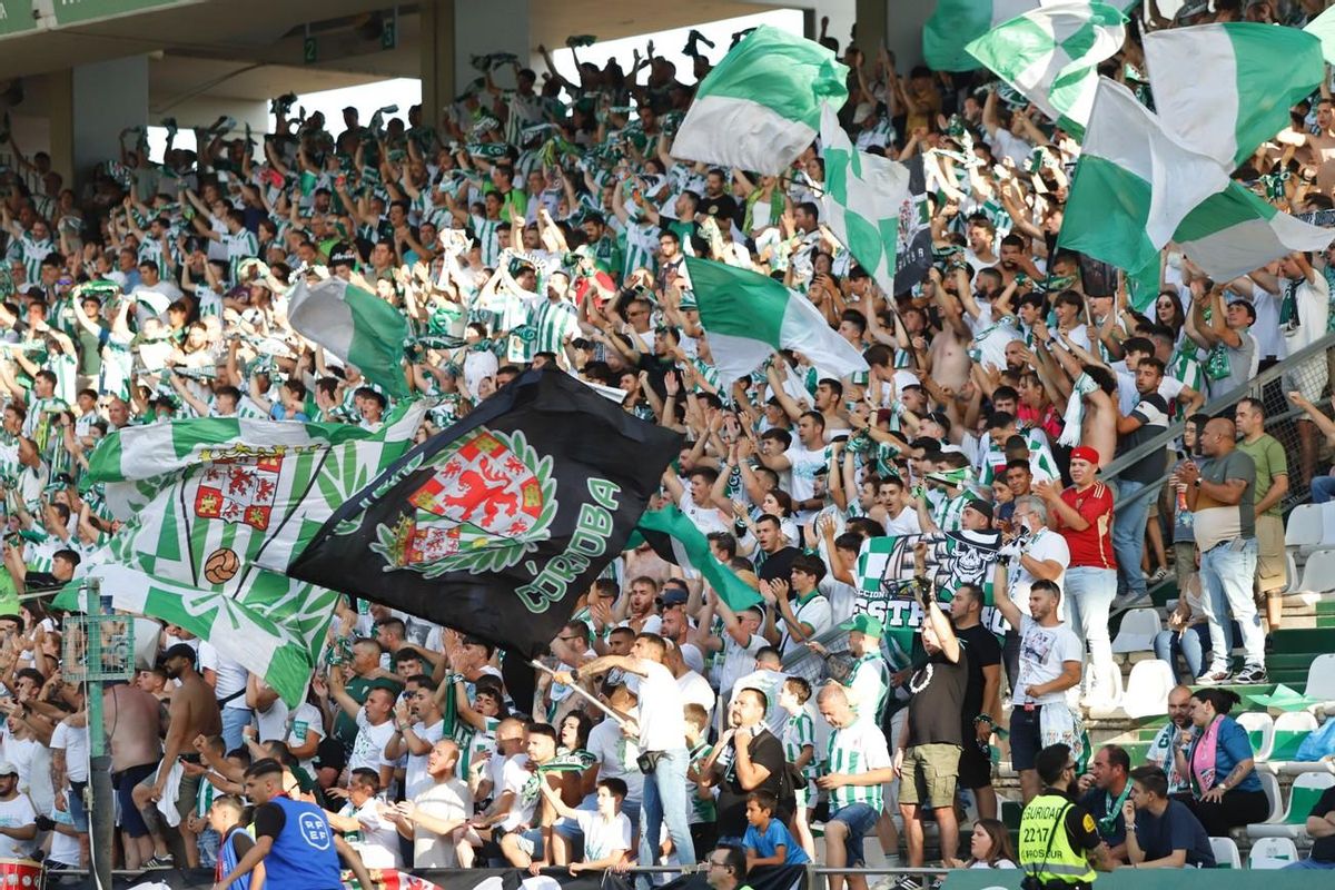 Un grupo de aficionados animan al Córdoba CF.