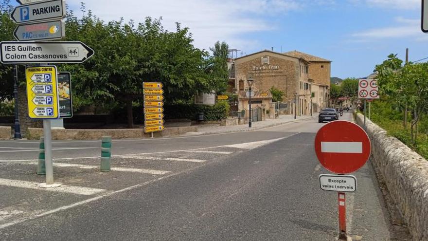 El alud de turistas obliga a cerrar el principal acceso al centro de Sóller