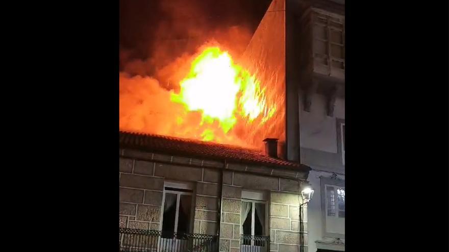 Un espectacular incendio en el centro histórico de Ribadavia se salda sin heridos