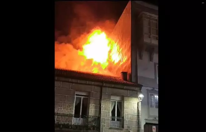 Espectacular incendio sin heridos en el centro histórico de Ribadavia