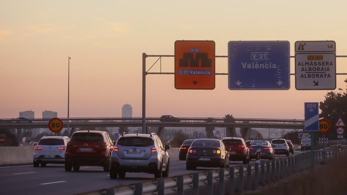 Coches circulando por la carretera V-21 en Valencia.