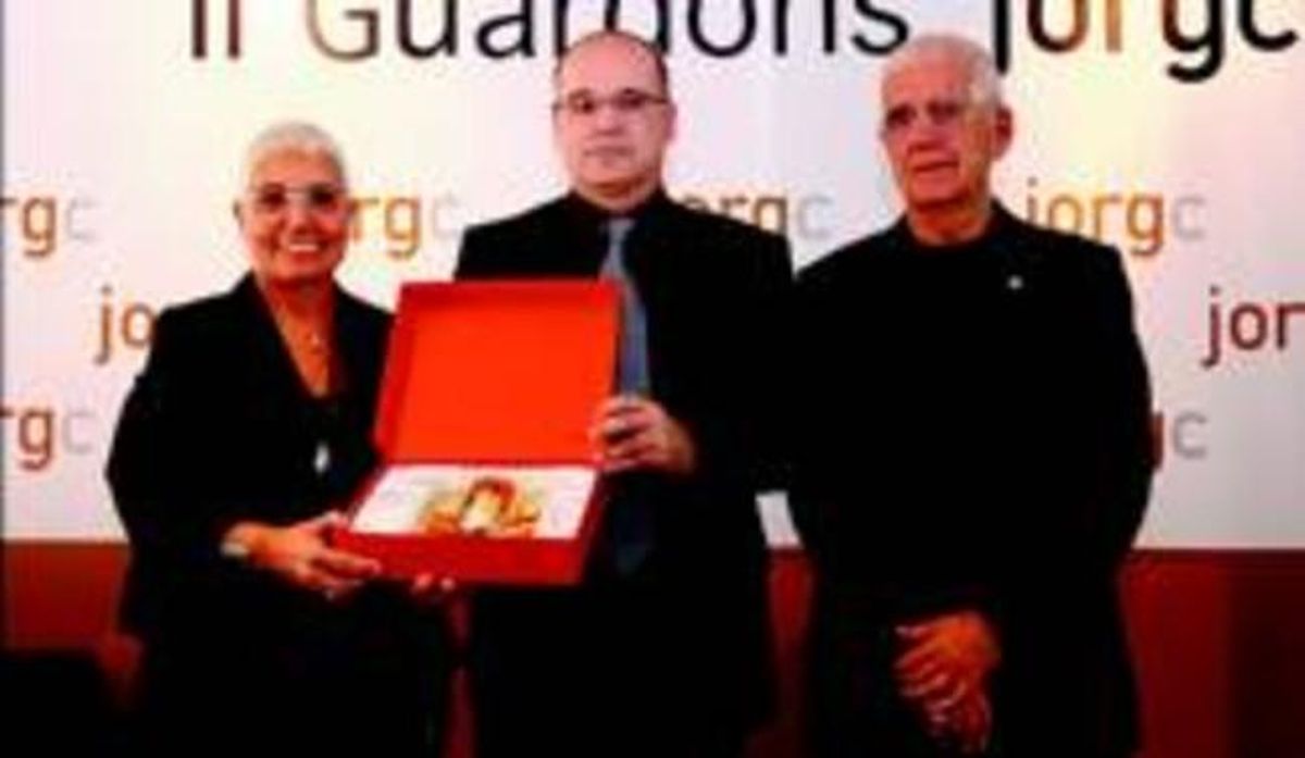 Rosa i Salvador Tous flanquegen el president del col.legi de joiers, Damià Matamala, el mes de maig passat. Rosa i Salvador Tous flanquegen el president del col.legi de joiers, Damià Matamala, el mes de maig passat.
