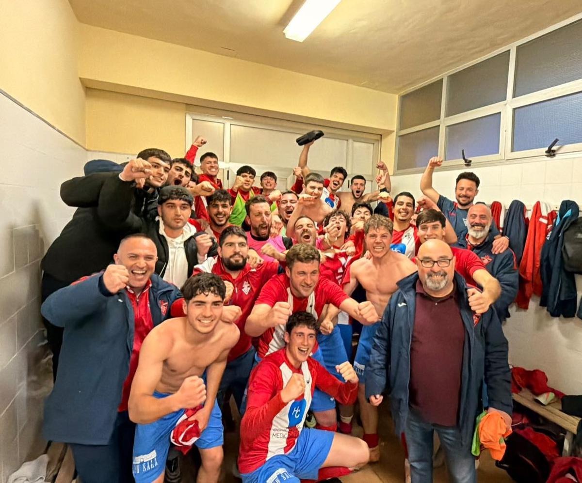 El CF Cullera celebra la importancia victoria en su vestuario