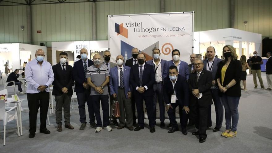 Empresarios y representantes municipales en otra feria del sector el mueble.