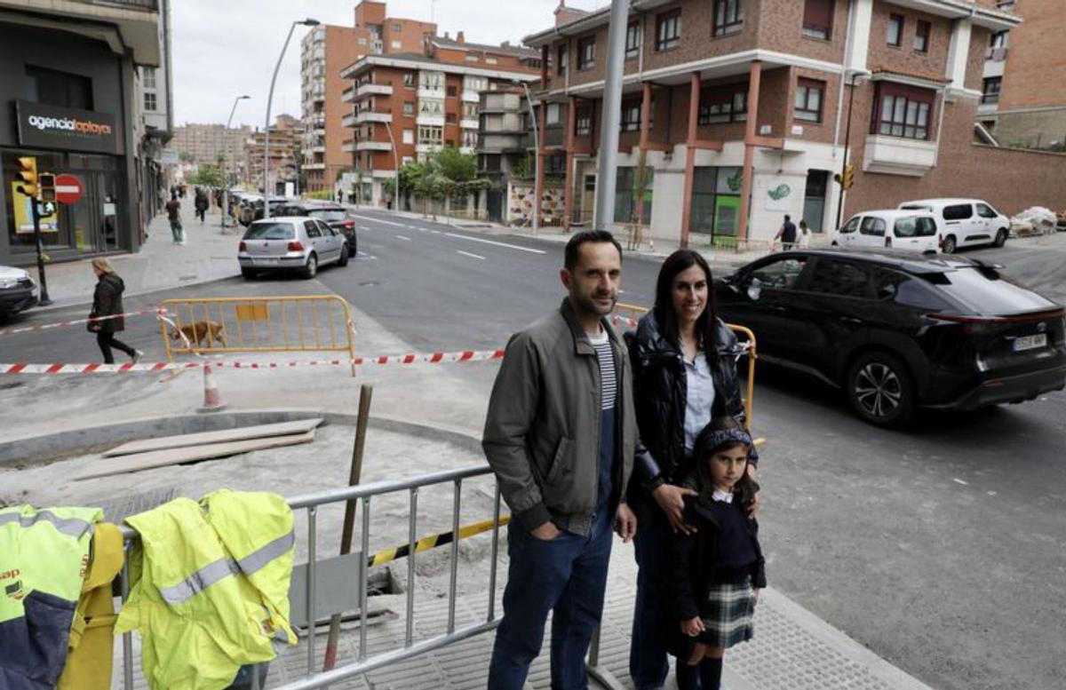 A la izquierda, Manuel Ángel Fernández y Marta y Julia García, en el cruce con la calle Granados; en el centro, dos operarios colocan un banco; a la derecha, Juan Turrado. | Juan Plaza