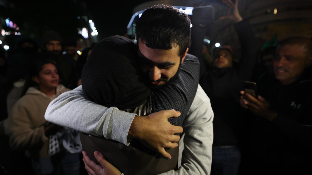 Hamás deja en libertad a diez rehenes israelíes y dos extranjeros en el quinto día de alto el fuego.