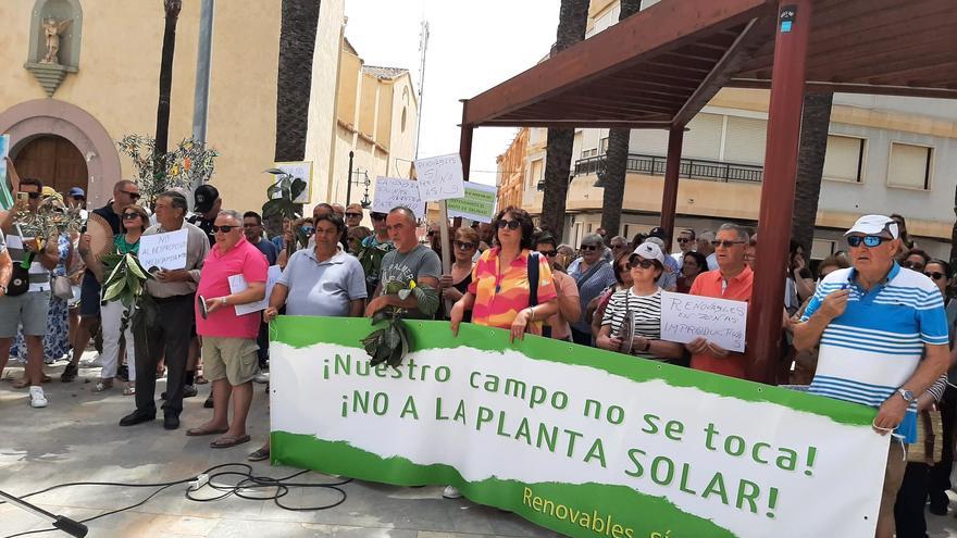 Una cacerolada exige la retirada oficial del proyecto de planta solar de San Miguel para la desaladora