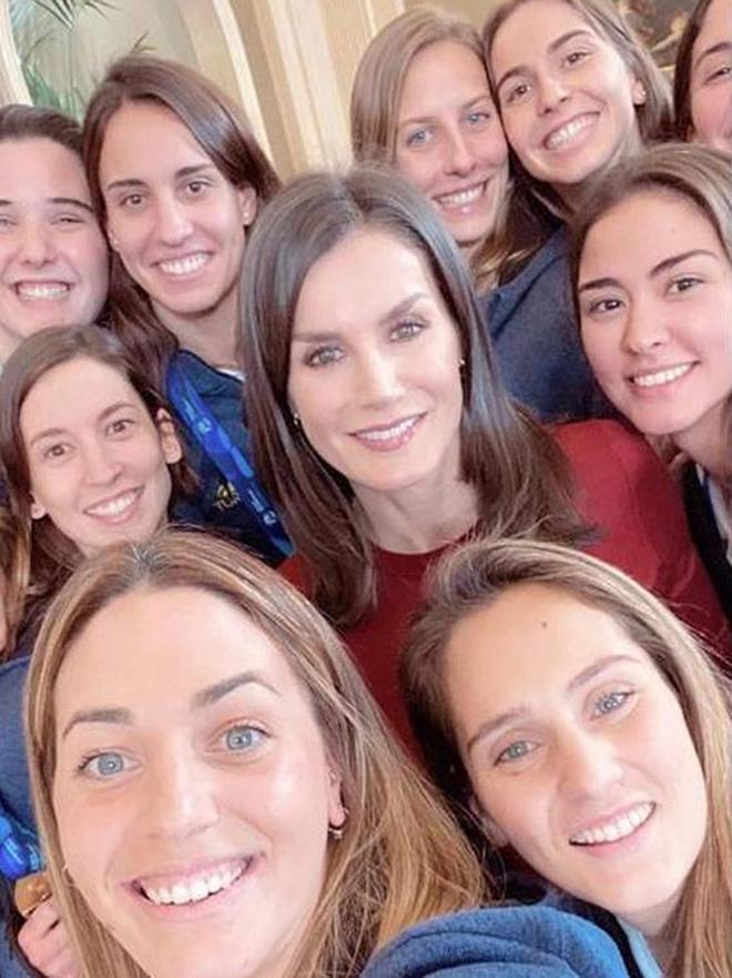 El selfie de la reina Letizia con las jugadoras de la selección española de waterpolo, campeonas de Europa 2020