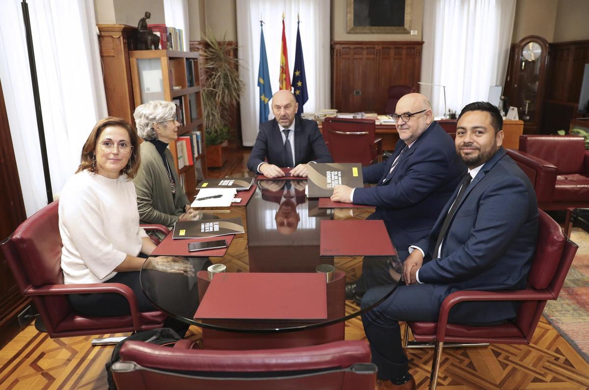 Juan Manuel Cofiño González, presidente de la Junta General del Principado de Asturias (c), en una reunión con el director de Amnistía Internacional, Esteban Beltrán (2d), y el periodista mexicano Alberto Amaro (1d).