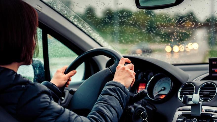 ¿Te pueden multar por llevar abrigo al volante? La DGT tiene la respuesta