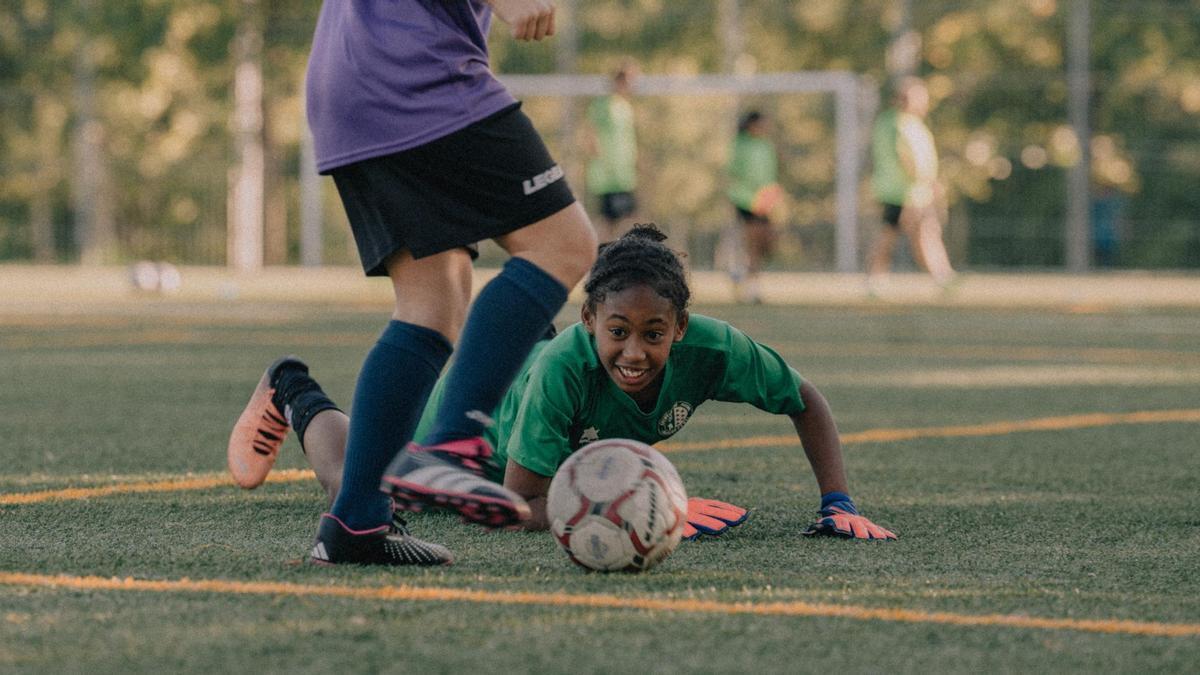 Imágenes del entrenamiento de uno de los equipos femeninos de Escuela de Futbol de Carabanchel